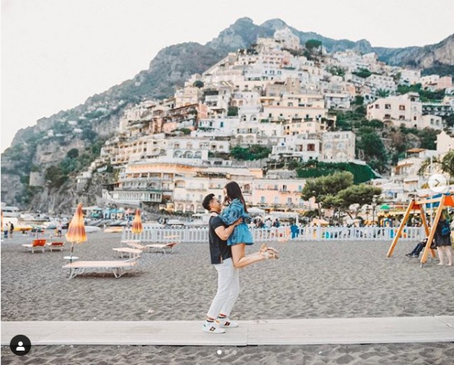 Nikita Willy dan Indra Priawan Djokosoetono yang pacaran sejak akhir 2016 sudah travelling ke berbagai negara dunia. Nikita pun mengungkapkan di akun Instagramnya dulu dia pernah diminta Indra untuk menemani bos Blue Bird untuk keliling dunia. Three years ago you asked me to travel the world with you. Three days ago you asked me to be your world. Both times i said YES, tulisnya. Dan inilah momen ketika Indra meminta Nikita bersimpuh di depan Nikita saat mereka liburan di Positano, Italia. Foto: Instagram @indpriw