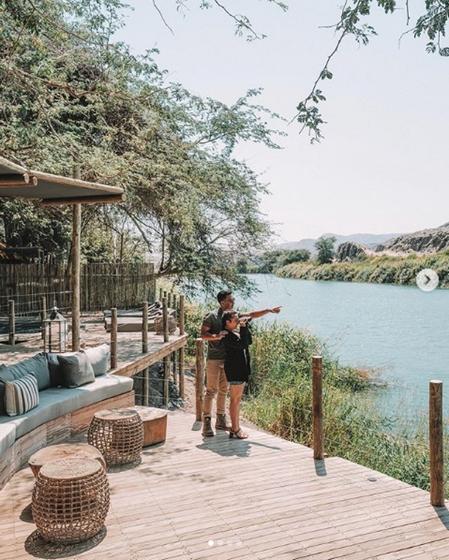 Indra Priawan dan Nikita Willy kembali mengunjungi salah satu negara di benua Afrika. Kali ini seperti di foto yang diunggah Indra di Instagramnya @indpriw, keduanya travelling ke Angola. Foto: Instagram @indpriw