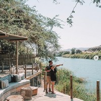Indra Priawan dan Nikita Willy kembali mengunjungi salah satu negara di benua Afrika. Kali ini seperti di foto yang diunggah Indra di Instagramnya @indpriw, keduanya travelling ke Angola. Foto: Instagram @indpriw