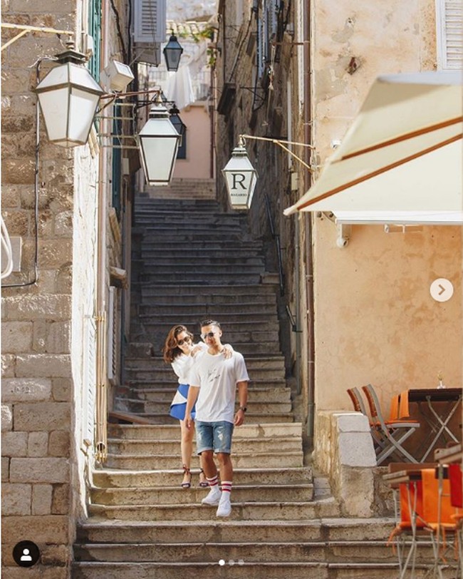 Indra Priawan yang merupakan cucu dari pendiri Blue Bird, Mutiara Fatimah Djokosoentono juga pernah membawa Nikita Willy travelling ke Kroasia. Keduanya berpose di salah satu sudut kota Dubrovnik, Kroasia. Foto: Instagram @indpriw