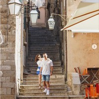 Indra Priawan yang merupakan cucu dari pendiri Blue Bird, Mutiara Fatimah Djokosoentono juga pernah membawa Nikita Willy travelling ke Kroasia. Keduanya berpose di salah satu sudut kota Dubrovnik, Kroasia. Foto: Instagram @indpriw