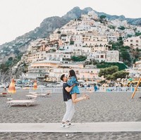 Nikita Willy dan Indra Priawan Djokosoetono yang pacaran sejak akhir 2016 sudah travelling ke berbagai negara dunia. Nikita pun mengungkapkan di akun Instagramnya dulu dia pernah diminta Indra untuk menemani bos Blue Bird untuk keliling dunia. Three years ago you asked me to travel the world with you. Three days ago you asked me to be your world. Both times i said YES, tulisnya. Dan inilah momen ketika Indra meminta Nikita bersimpuh di depan Nikita saat mereka liburan di Positano, Italia. Foto: Instagram @indpriw