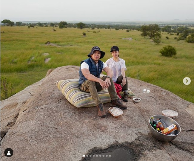 Nikita Willy dan Indra Priawan bergaya casual dengan kaus putih dan sepatu boots saat liburan Maasai Mara National Reserve Kenya. Foto: Instagram @indpriw