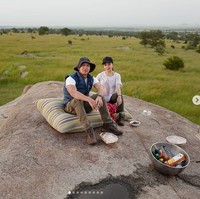 Nikita Willy dan Indra Priawan bergaya casual dengan kaus putih dan sepatu boots saat liburan Maasai Mara National Reserve Kenya. Foto: Instagram @indpriw