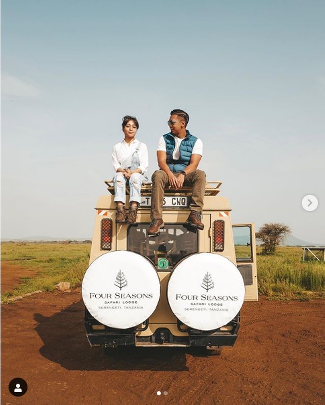 Indra Priawan dan Nikita Willy kembali berlibur ke negara eksotis setelah sebelumnya berpergian bersama ke Kenya untuk bersafari. Pada akhir 2018, Indra dan Nikita travelling ke Serengeti National Park Tanzania. Foto: Instagram @indpriw