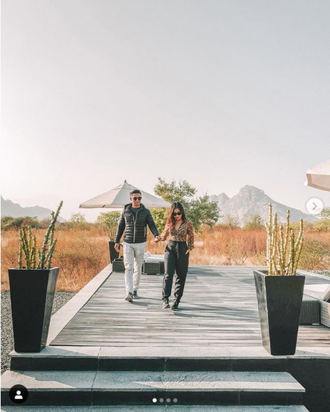 Dari Tanzania, Nikita Willy dan Indra Priawan melanjutkan liburan mereka di 2018 ke India. Indra dan Nikita berpose bergandengan tangan dengan latar belakang keindahan kawasan Jawai Bandh, Rajasthan, India. Foto: Instagram @indpriw