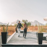 Dari Tanzania, Nikita Willy dan Indra Priawan melanjutkan liburan mereka di 2018 ke India. Indra dan Nikita berpose bergandengan tangan dengan latar belakang keindahan kawasan Jawai Bandh, Rajasthan, India. Foto: Instagram @indpriw