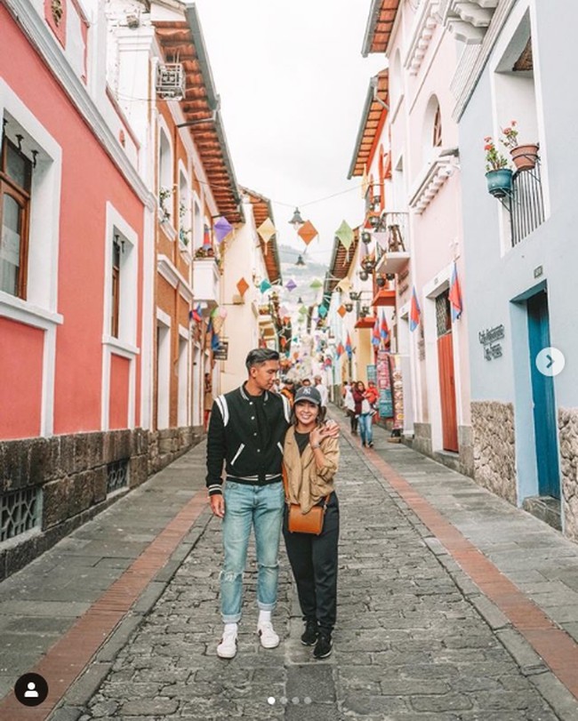 Dari Colombia, Indra Priawan dan Nikita Willy melanjutkan liburan mereka ke Ekuador. Nikita tampak tersenyum bahagia saat berpose mesra dengan Indra di kawasan La Ronda Street, Quito, Ekuador. Foto: Instagram @indpriw