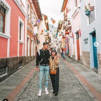 Dari Colombia, Indra Priawan dan Nikita Willy melanjutkan liburan mereka ke Ekuador. Nikita tampak tersenyum bahagia saat berpose mesra dengan Indra di kawasan La Ronda Street, Quito, Ekuador. Foto: Instagram @indpriw