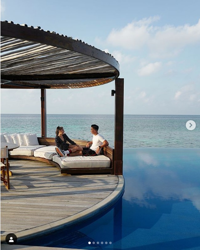 Pada 2018, Indra Priawan dan Nikita Willy menikmati kebersamaan mereka di Maldives. Keduanya menikmati keindahan Maldives di tempat mereka menginap Resortl W Maldives. Foto: Instagram @indpriw