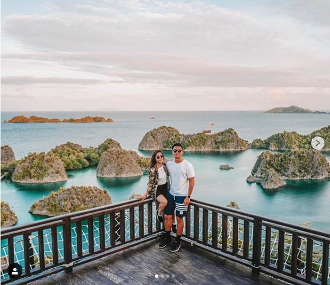 Dan bukan hanya negara-negara di dunia yang dikunjungi bersama Indra Priawan dan Nikita Willy. Keduanya juga kerap berpergian ke kawasan Indonesia seperti Pulau Komodo dan Raja Ampat. Foto: Instagram @indpriw