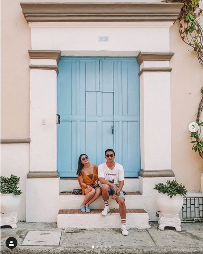 Mengawali momen travelling mereka di 2019, Nikita Willy dan Indra Priawan liburan bersama ke Kolombia. Keduanya tampak bergaya casual saat berpose di berbagai sudut kota Cartagena, Kolombia. Foto: Instagram @indpriw