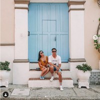 Mengawali momen travelling mereka di 2019, Nikita Willy dan Indra Priawan liburan bersama ke Kolombia. Keduanya tampak bergaya casual saat berpose di berbagai sudut kota Cartagena, Kolombia. Foto: Instagram @indpriw