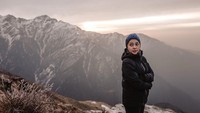 Berbalut jaket tebal dan topi, Nikita Willy terlihat cantik dengan latar gunung yang indah. (Nikita Willy/Instagram)