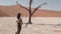 Nikita Willy pernah mengunjungi salah satu destinasi menarik di Namibia, yaitu padang pasir Deadvlei yang memiliki beberapa pohon aracia. (Nikita Willy/Instagram)