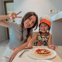 Tak banyak artis yang melahirkan di tanggal cantik dengan proses persalinan normal. Salah satu artis yang bisa melakukannya adalah Olivia Jensen. Bintang film Bukan Cinta Biasa itu melahirkan putri pertamanya pada 7-7-2017. Foto: Instagram