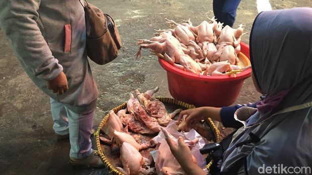 Para pedagang di Pasar MInggu yang masih menyediakan kantong plastik untuk pembeli