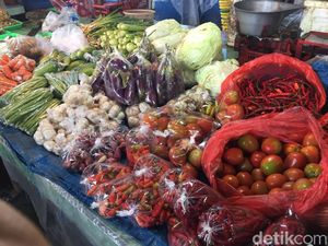 Meski Dilarang, Pedagang di Pasar Minggu Tetap Sediakan Kantong Plastik