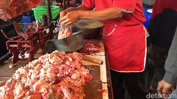 Para pedagang di Pasar MInggu yang masih menyediakan kantong plastik untuk pembeli