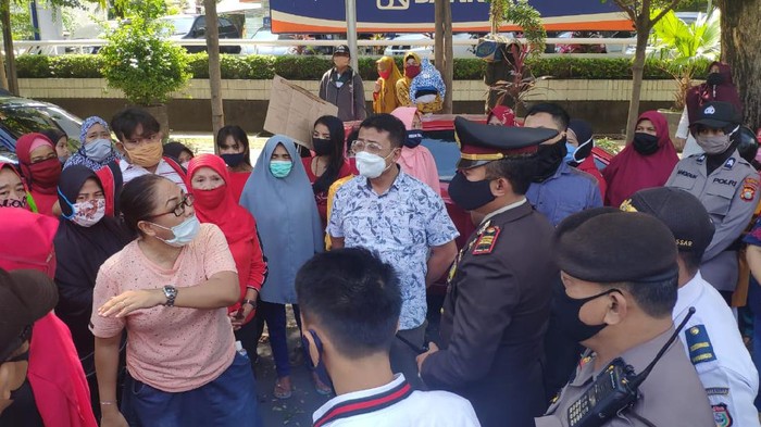 Para PKL menggeruduk Balai Kota Makassar, Rabu (1/7/2020).