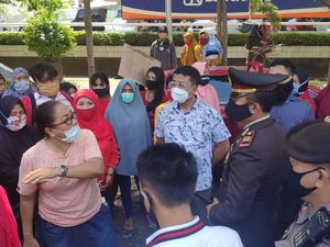 PKL Geruduk Balai Kota Makassar Minta Diizinkan Jualan Lagi di Pantai Losari