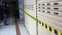 Pengunjung melihat area pasar yang ditutup.