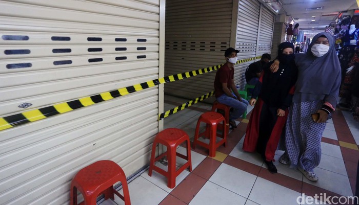Pasar Tanah Abang Blok B Ditutup Sebagian Perumda Pasar Jaya memutuskan untuk menutup sebagian Pasar Tanah Abang Blok B. Hal ini karena di area yang ditutup terdapat pedagang yang dinyatakan COVID-19.