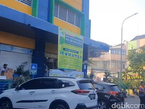 Larangan Kantong Kresek Belum Berjalan di Pasar Tebet Barat