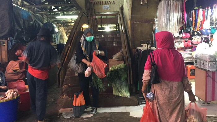 Pedagang dan Pembeli di Pasar Minggu Gunakan Kantong Plastik
