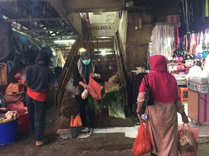 Pedagang Pasar di Jaksel Masih Pakai Plastik: Stok Lama-Tak Ada Alternatif