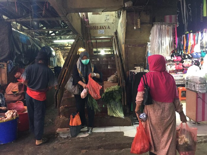 Pedagang dan Pembeli di Pasar Minggu Gunakan Kantong Plastik