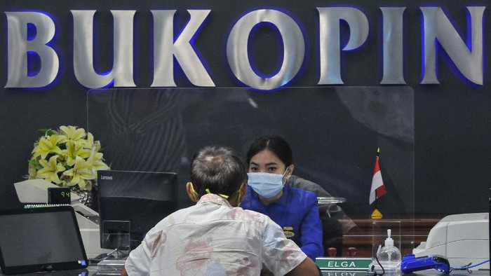 Suasana pelayanan nasabah di kantor pusat Bank Bukopin, MT Haryono, Jakarta Selatan, Rabu (1/7/2020). Otoritas Jasa Keuangan (OJK) memberikan pernyataan efektif pelaksanaan Penawaran Umum Terbatas kelima (PUT V) PT Bank Bukopin Tbk, melalui penerbitan saham baru dengan memberikan penawaran Hak Memesan Efek Terbatas Terlebih Dahulu (HMETD) kepada pemegang saham. ANTARA FOTO/ Fakhri Hermansyah/foc.