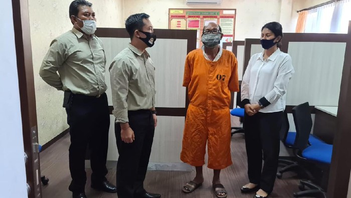 Pelaku saat diamankan di Polresta Denpasar.