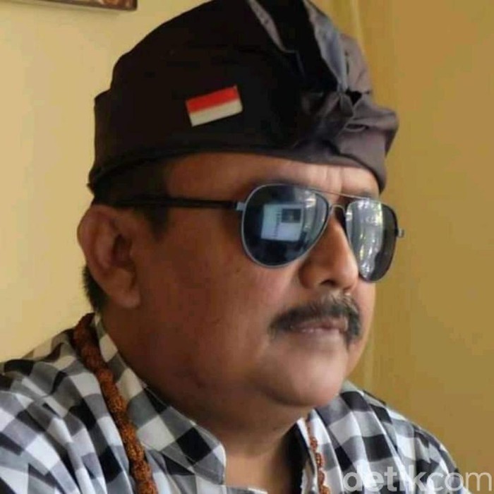 Ahli Spiritual asal Pasuruan, Ki Joyo Lelono menyebut banyak bentuk dan media pelaris yang digunakan pedagang. Di antaranya ada yang ekstrem seperti ular kawin hingga yang memakai tumbal.