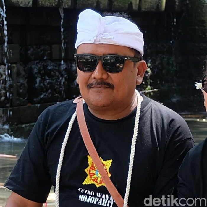 Ahli Spiritual asal Pasuruan, Ki Joyo Lelono menyebut banyak bentuk dan media pelaris yang digunakan pedagang. Di antaranya ada yang ekstrem seperti ular kawin hingga yang memakai tumbal.