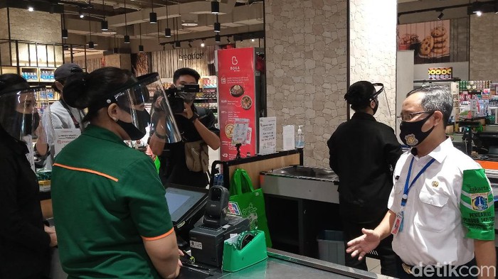 Pemprov DKI Cek Penerapan Aturan Kantong Plastik di Mal.