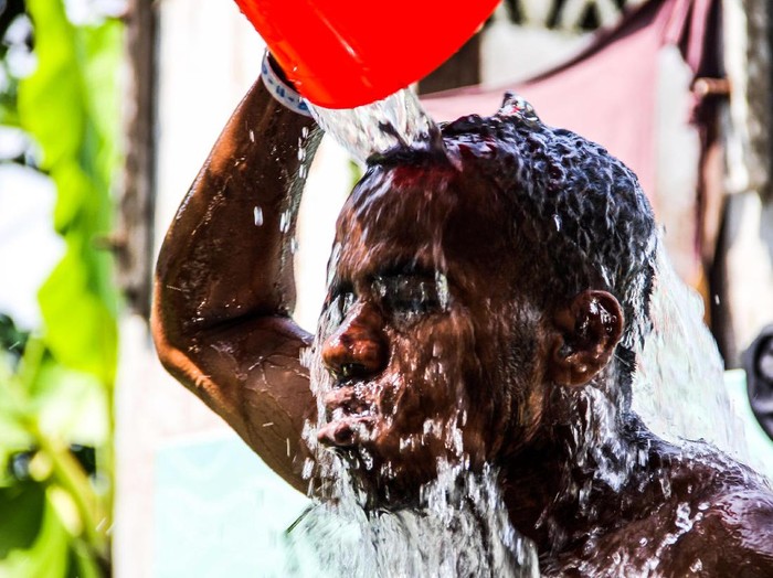 Seorang pengungsi etnis rohingya mandi dengan air yang dipasok mobil tangki bantuan di tempat penampungan bekas gedung imigrasi, Punteuet, Lhokkseumawe, Aceh, Rabu (1/7/2020). Kondisi tempat penampungan 99 orang pengungsi rohingya itu terkedala keterbatasan air bersih terutama untuk kebutuhan MCK, dan bersuci (wudhu). ANTARA FOTO/Rahmad/aww.