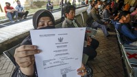 Warga menunjukan akta kelahiran yang dicetak menggunakan media kertas HVS di Kantor Disdukcapil, Kabupaten Bogor, Jawa Barat, Rabu (1/7/2020). Kemendagri kembali mengeluarkan aturan baru dengan mengganti bahan pencetakan jenis akta kelahiran hingga Kartu Keluarga (KK) menggunakan media kertas HVS A4 80 gram.