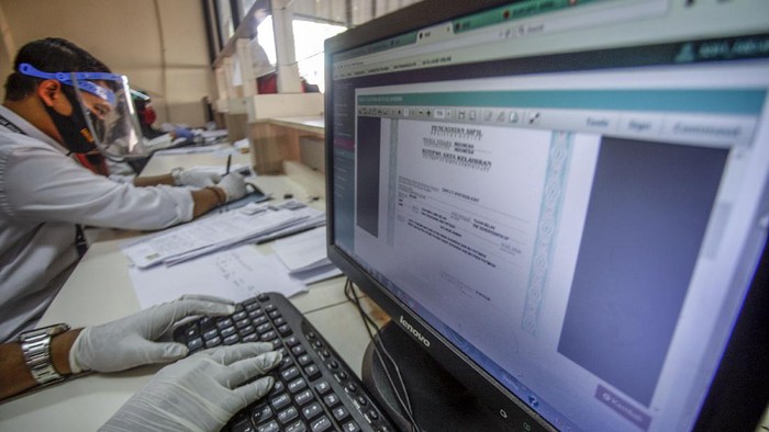 PENGGUNAAN KERTAS HVS UNTUK PENERBITAN AKTA KELAHIRAN DAN KK Warga menunjukan akta kelahiran yang dicetak menggunakan media kertas HVS di Kantor Disdukcapil, Kabupaten Bogor, Jawa Barat, Rabu (1/7/2020). Kemendagri kembali mengeluarkan aturan baru dengan mengganti bahan pencetakan jenis akta kelahiran hingga Kartu Keluarga (KK) menggunakan media kertas HVS A4 80 gram. ANTARA FOTO/Yulius Satria Wijaya/aww.