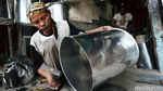 Perajin Peralatan Dapur Cawang Berjuang di Tengah Pandemi