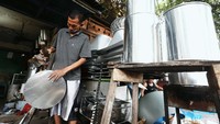 Para pedagang menghadapi situasi pelanggan yang tiba-tiba sepi akibat social distancing setelah wabah virus corona (COVID-19) menyebar.