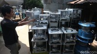 Toko mulai sepi karena orang-orang mulai jarang ke luar rumah. 