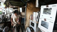 Sekarang semua toko sepi. Barang banyak nggak jalan (terjual). Pembeli kompor maupun peralatan dapur tidak lagi seperti dulu. Biasanya dalam sehari ada saja pembeli. Jadi itu efeknya yang benar-benar terasa, ujar salah satu pedagang kompor Cawang.