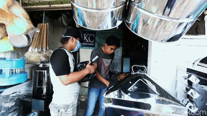 Perajin Peralatan Dapur Cawang Berjuang di Tengah Pandemi Perajin kompor dan peralatan dapur di Cawang, Jakarta Timur, terus berjuang di tengah pandemi. Kini pembeli peralatan dapur itu tidak lagi seperti dulu.