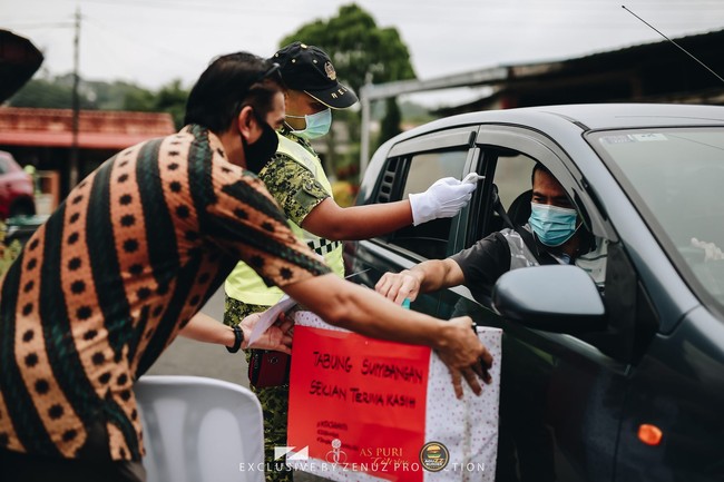 Tamu resepsi pernikahan drive thru memberikan angpau melalui kotak yang sudah disediakan panitia. Pemeriksaan suhu tubuh juga dilakukan di tahapan ini. Foto: Dok. Zenuz Production
