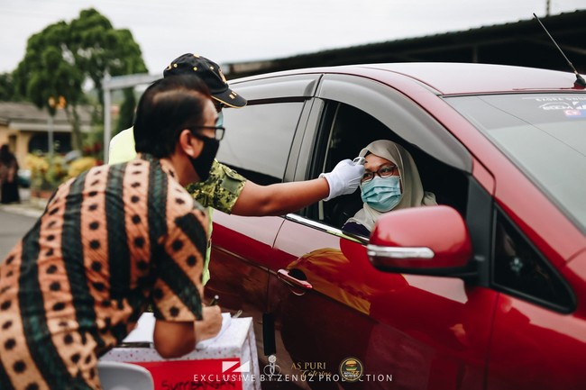 Resepsi pernikahan drive thru artinya tamu undangan yang datang menyapa pasangan melalui kendaraan mereka. Sebelumnya para tamu pernikahan pun menjalani prosedur pemeriksaan cek suhu tubuh. Foto: Dok. Zenuz Production