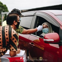 Resepsi pernikahan drive thru artinya tamu undangan yang datang menyapa pasangan melalui kendaraan mereka. Sebelumnya para tamu pernikahan pun menjalani prosedur pemeriksaan cek suhu tubuh. Foto: Dok. Zenuz Production