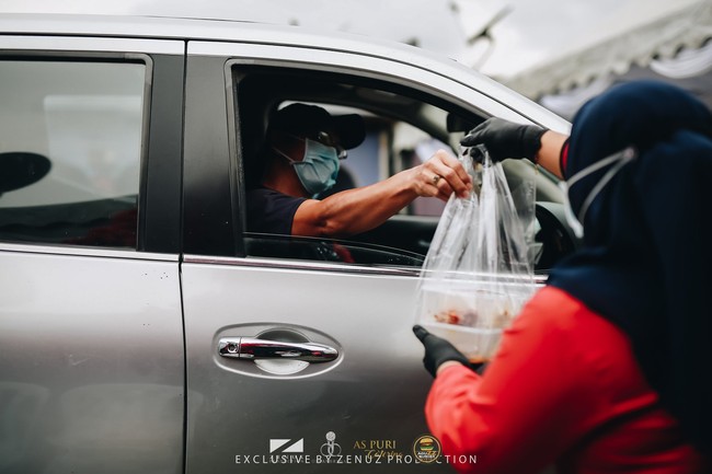 Sesuai konsep drive thru, makanan dalam resepsi pernikahan ini diberikan melalui box yang sudah dikemas di dalam plastik. Tak ada suguhan catering prasmanan untuk para tamu. Foto: Dok. Zenuz Production