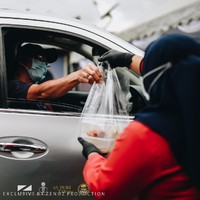 Sesuai konsep drive thru, makanan dalam resepsi pernikahan ini diberikan melalui box yang sudah dikemas di dalam plastik. Tak ada suguhan catering prasmanan untuk para tamu. Foto: Dok. Zenuz Production