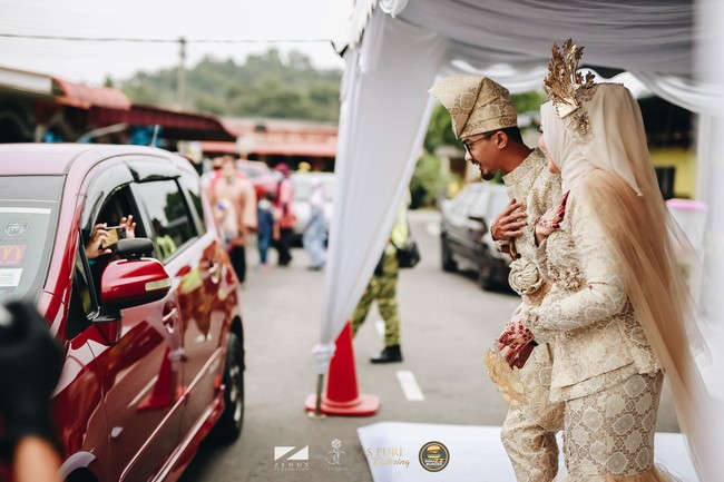 Tamu yang hendak berfoto dengan pengantin pun harus tetap melakukannya dari dalam mobil karena mereka tidak diizinkan turun dari kendaraan.Foto: Dok. Zenuz Production